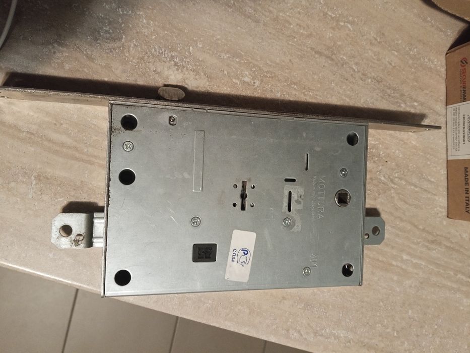 Замок дверной коробки