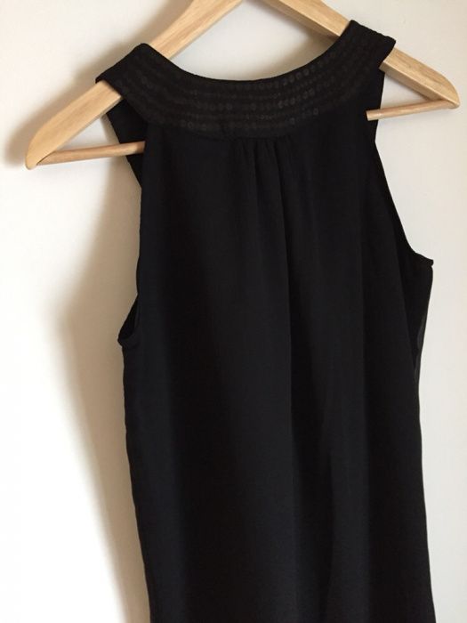 Vestido Leve Muito Elegante - Preto com Detalhes