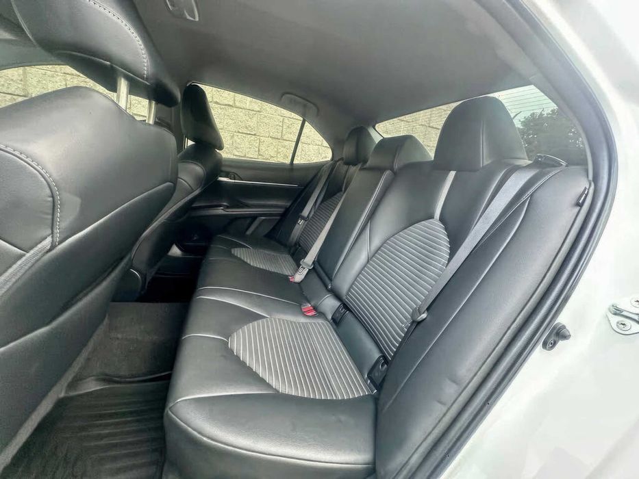 Toyota Camry      2023