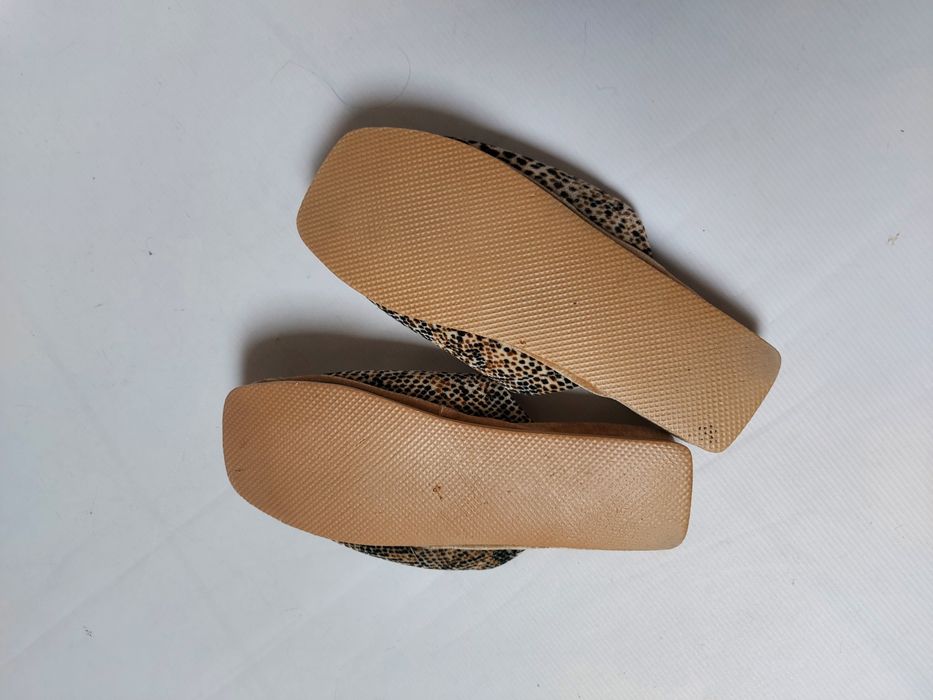 Beżowe kapcie damskie w panterkę odkryte palce 40 wkładka 27 cm