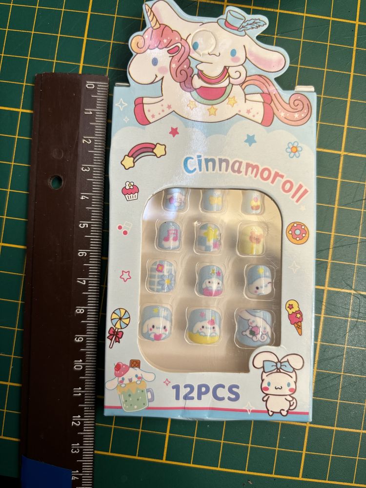 Tipsy niebieskie paznokcie cinnamoroll sanrio