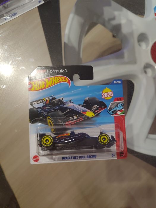 Hot Wheels bolid F1 Oracle RadBull