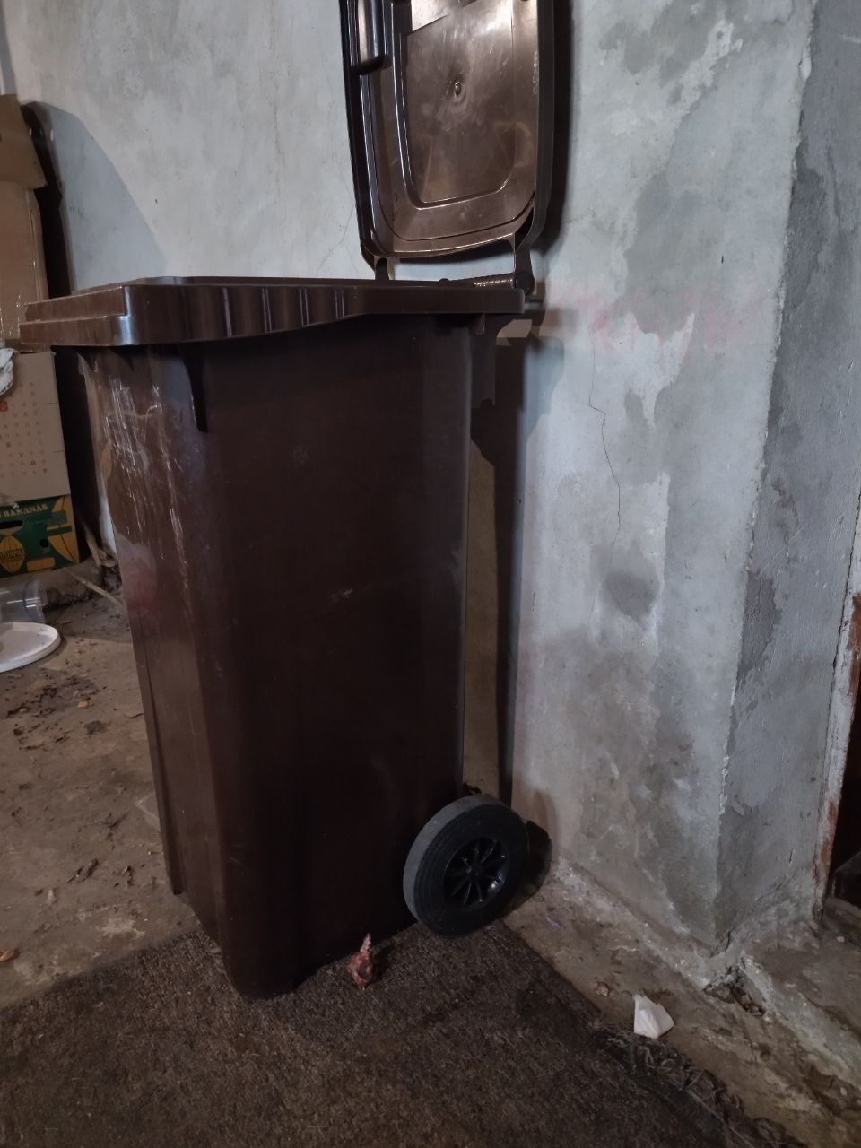 Бак для сміття з кришкою