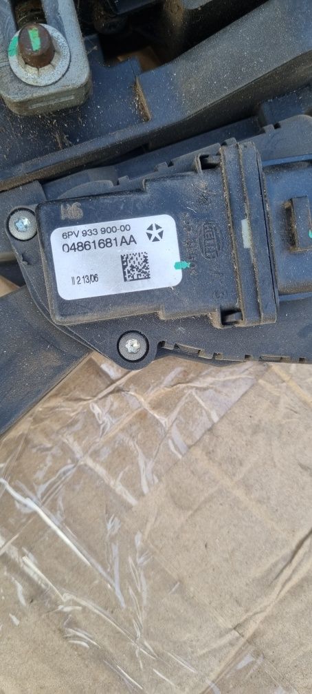 Педаль Потенциометр газа 04861681aa chrysler 300c акселератор