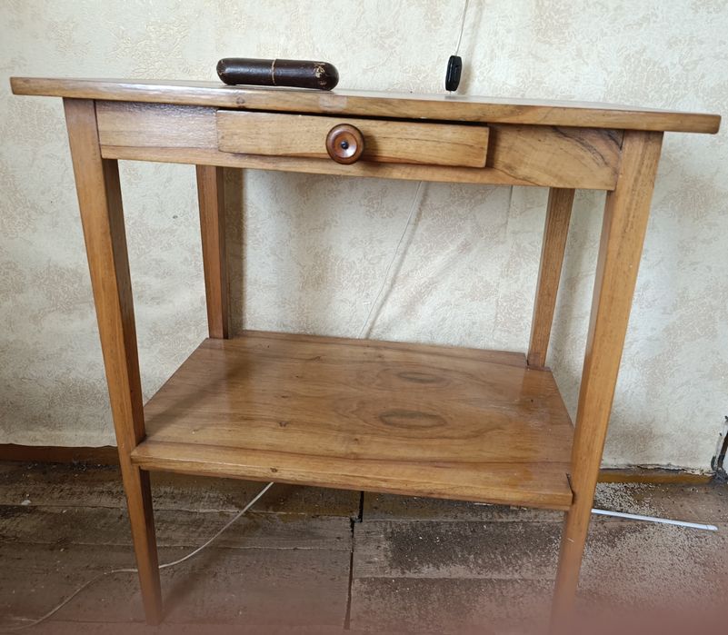 Stary stolik z szufladą z czasów PRL