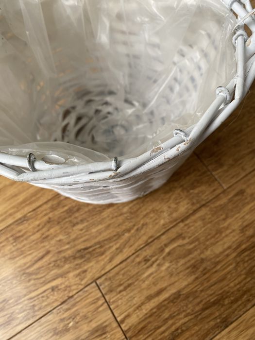 Biały kosz wiklinowy na kwiaty