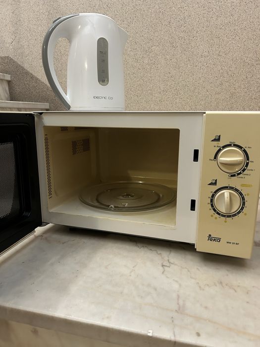 Microondas Teka usado e perfeitamente funcional. Oferta de Chaleira