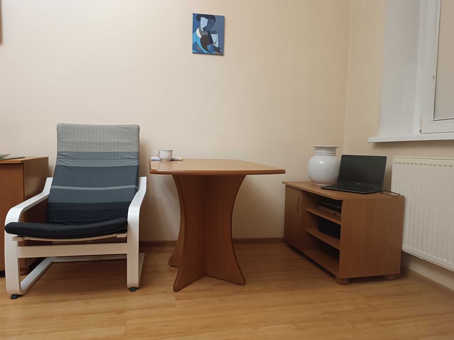 Drewniany stół i 4 krzesła. Dolidne i stabilne. Komplet