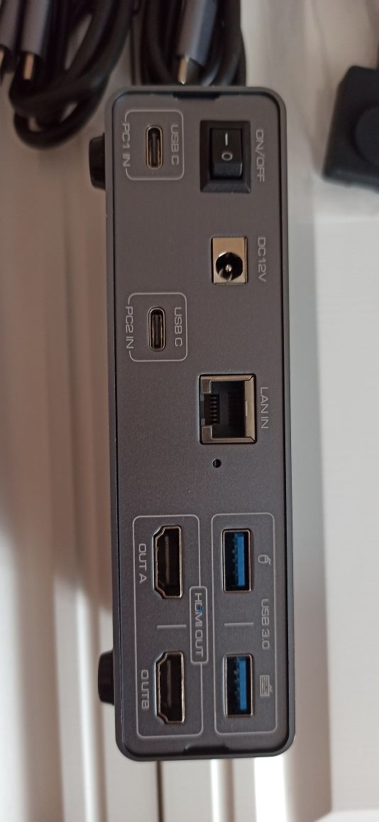 Док-станція USB C з KVM-перемикачем 2 монітори 2 комп'ютери 4K60Hz