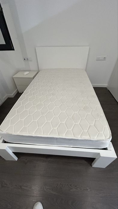 Cama de solteiro, colchão e 1 mesa de cabeceira. Lacado branco.