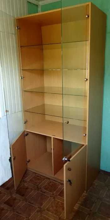 Шкаф офисный двухстворчатый полустеклянный.