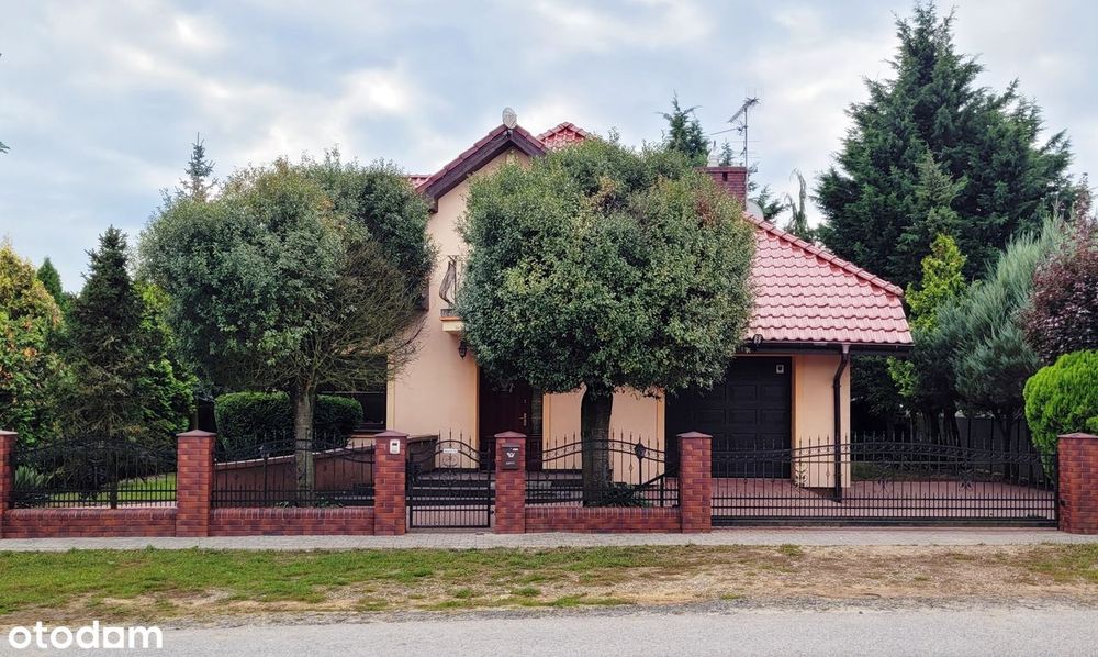 Rezydencjonalny dom  wolnostojacy z garażem i  pięknym ogrodem