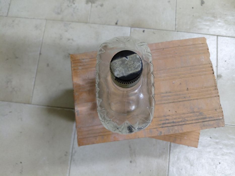 Garrafa antiga de vidro em bom estado