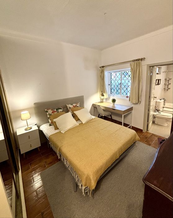 Quarto individual com casa de banho privativa.