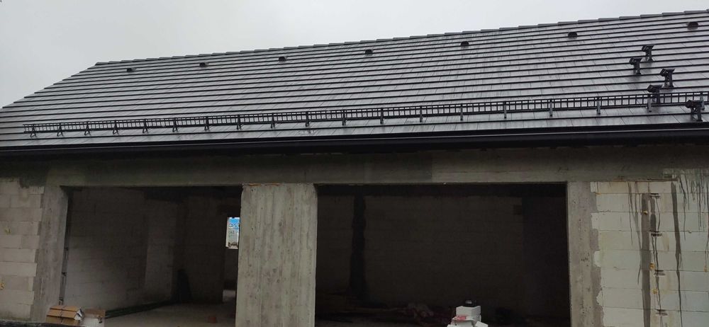 Montaż płotków przeciwśniegowych śniegołapów drabinek zabezpieczeń