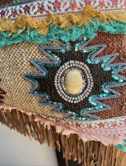 Saco de juta com pedras e lantoujolas