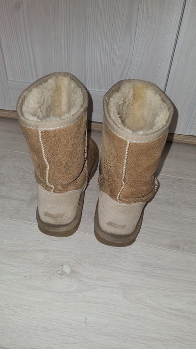 Уггі шкіряні бежевого кольору
