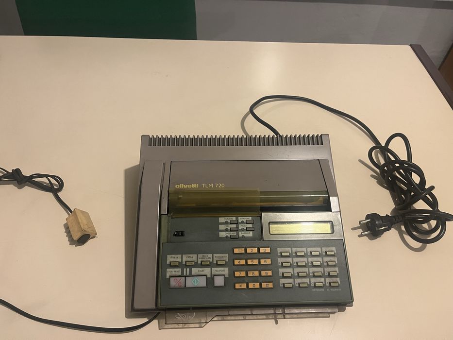 Maquina de escrever electronica a funcionar em pleno.