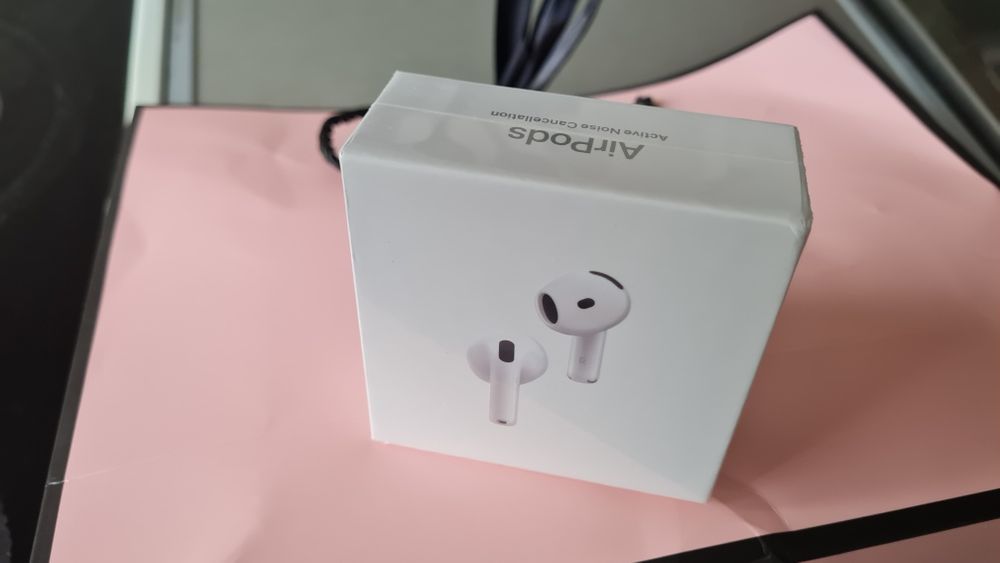 Orginalne Słuchawki Apple AirPods 4. aktywną redukcją hałasu (ANC).