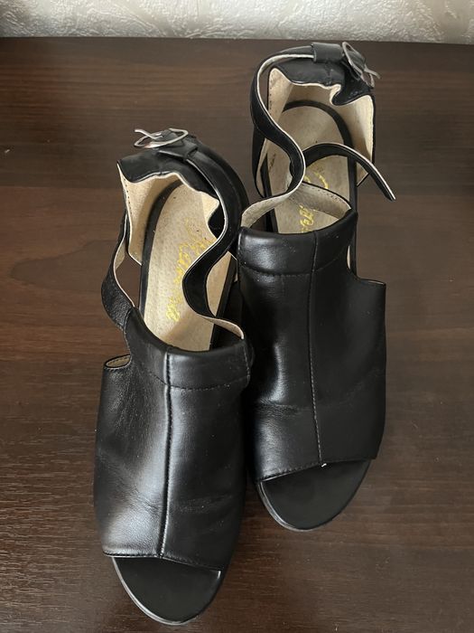 Жіночі босоніжки з натуральної шкіри