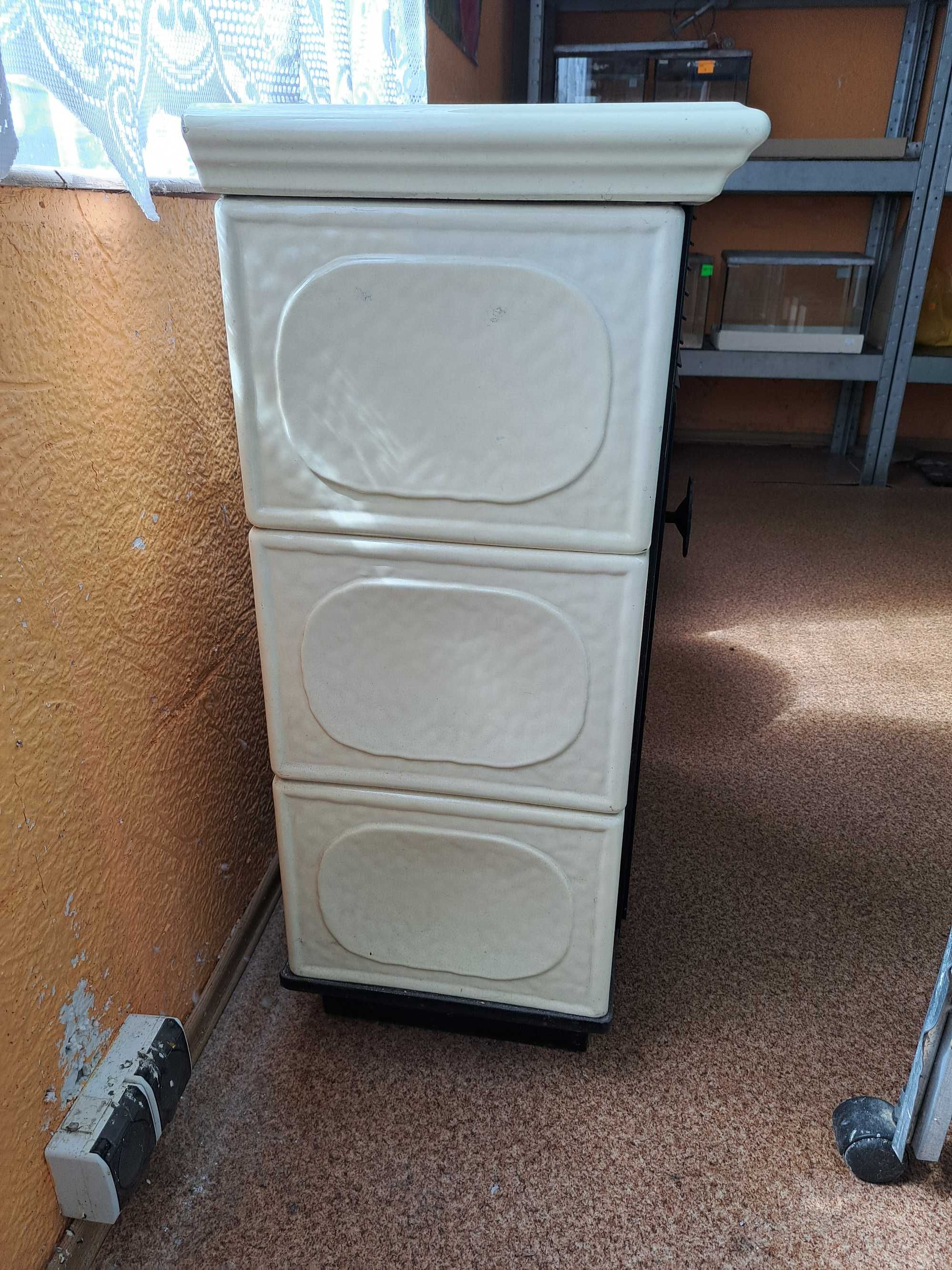 Piec kafelkowy na olej opałowy w idealnym stanie