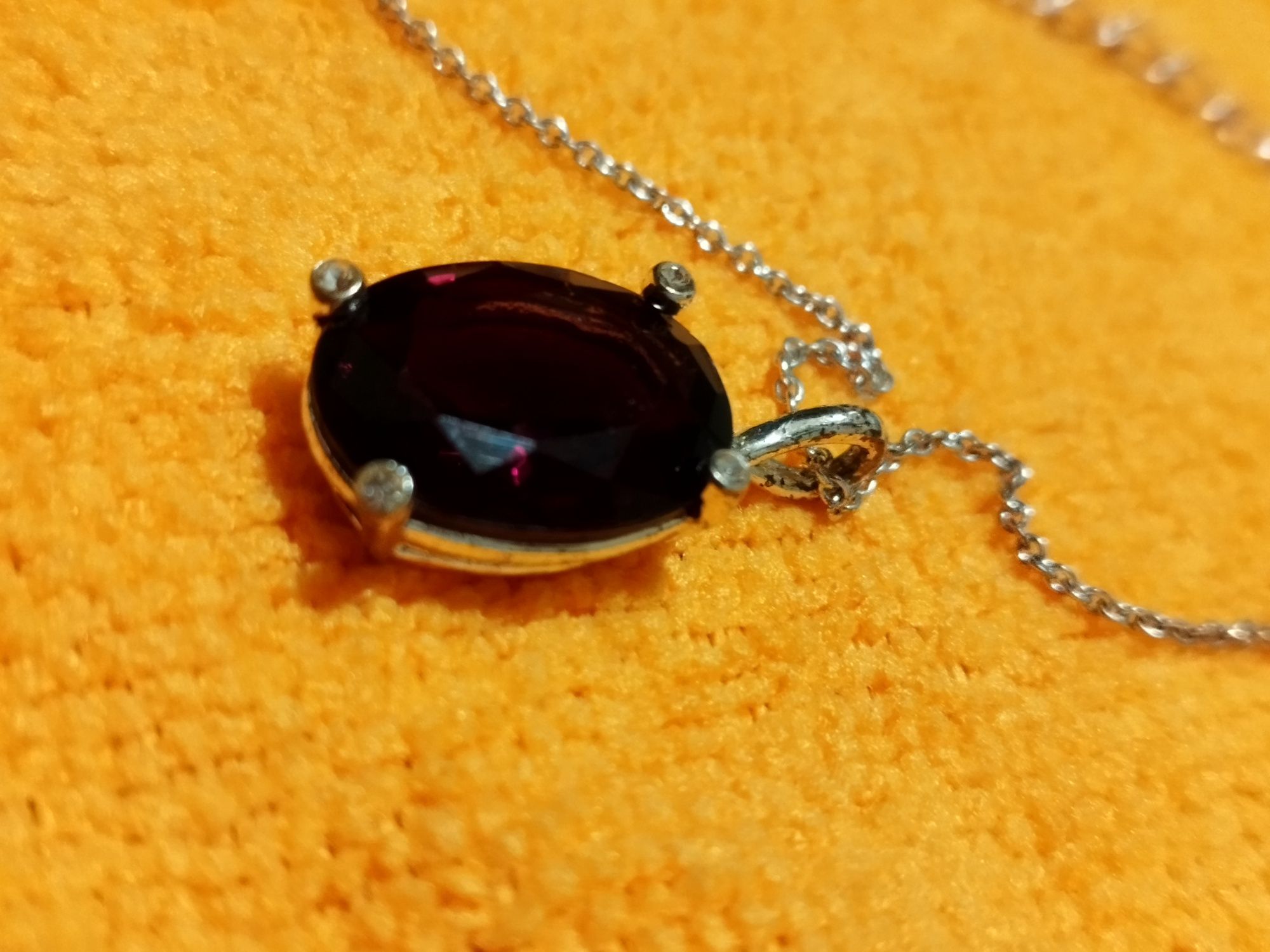 Łańcuszek w kolorze srebrnym z zawieszką z dużym oczkiem Avon
