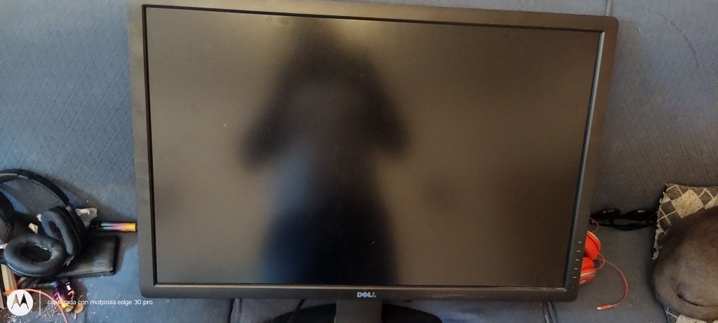 Monitor d pc marca Dell está otimo em tudo 28p ecram muito grande