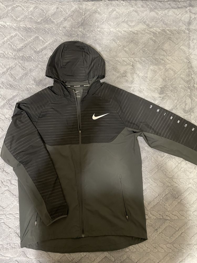 Ветровка Nike Essential Hooded Runing Jacket Herren