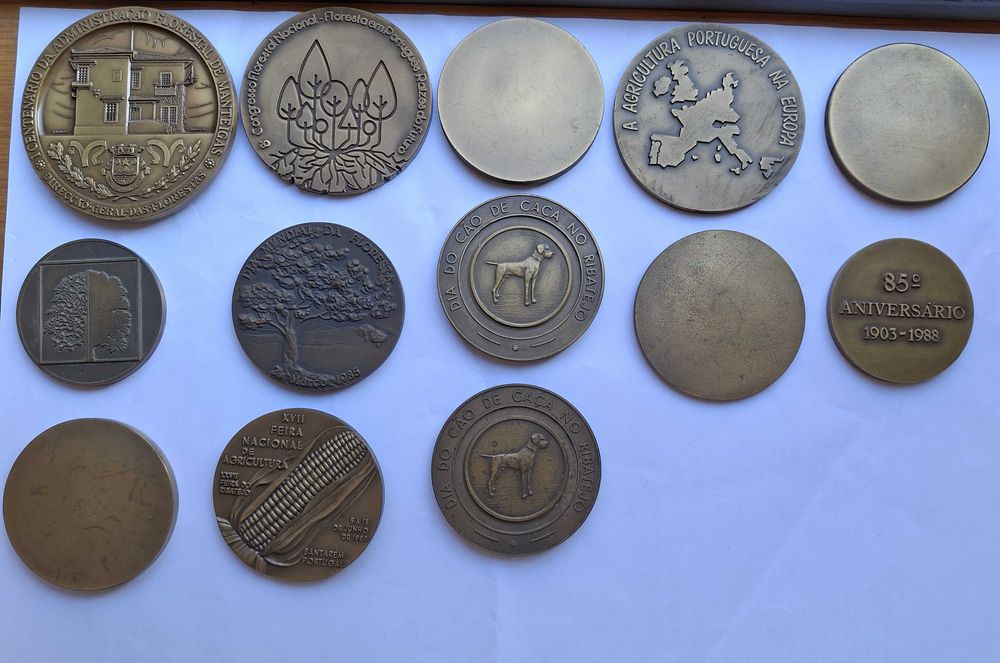 Colecção de 44 medalhas de bronze, pins, alfinetes, etc
