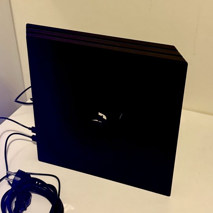 Playstation 4 Pro 1TB + 2 Comandos + 6 Jogos