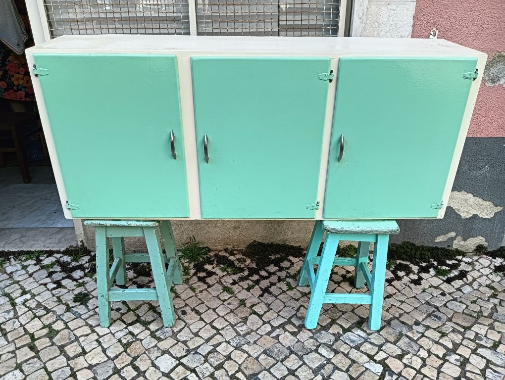 Armário de cozinha vintage em verde água