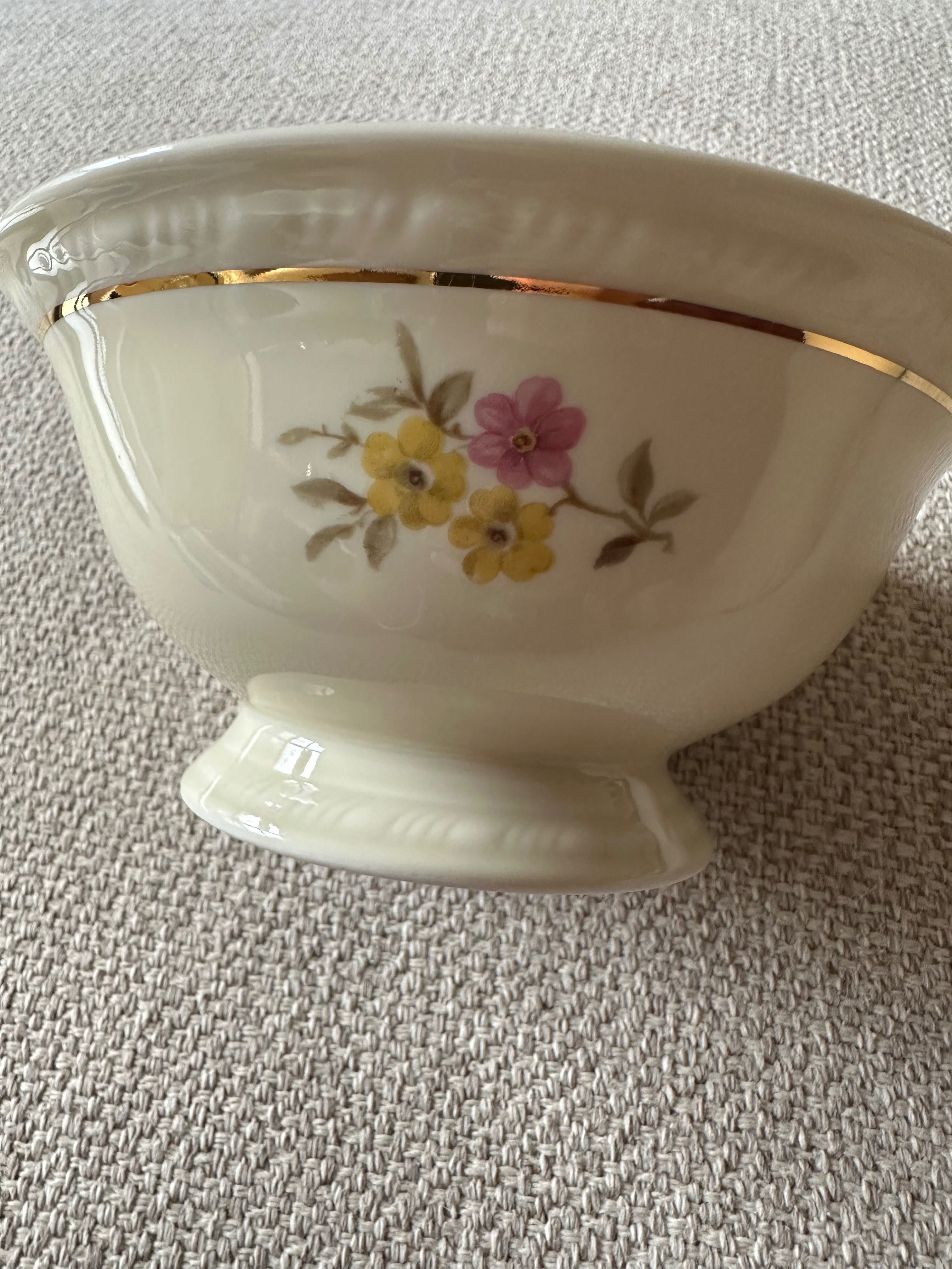 Vista Alegre - Elegante taça em porcelana  com flores e risca dourada