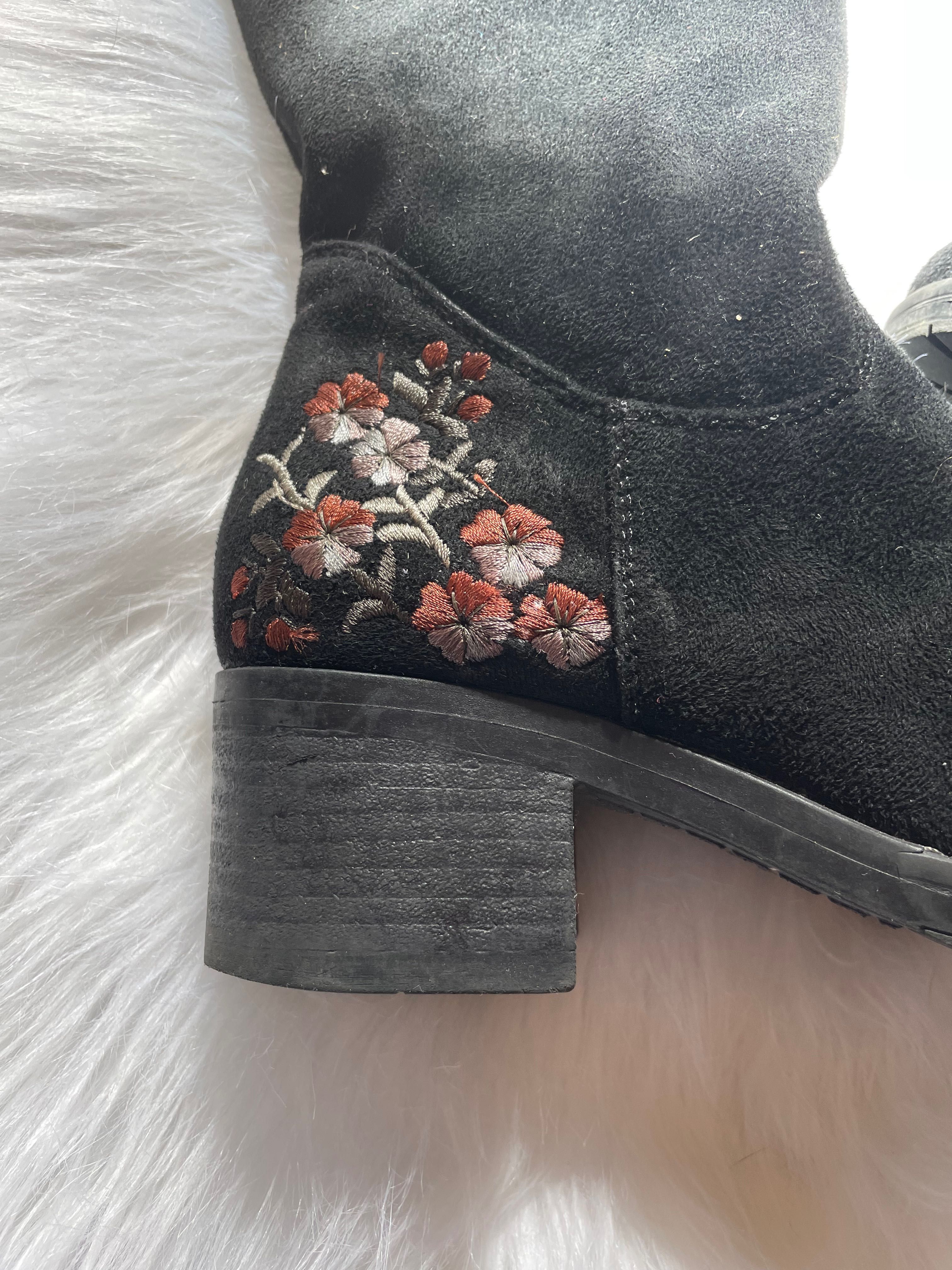 Botas pretas de camurça com detalhe floral - 36