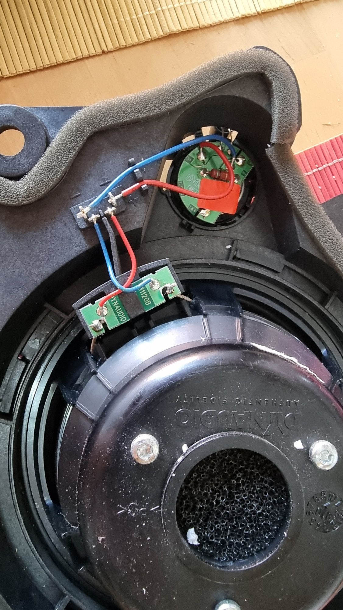 Colunas Dynaudio Volvo C30