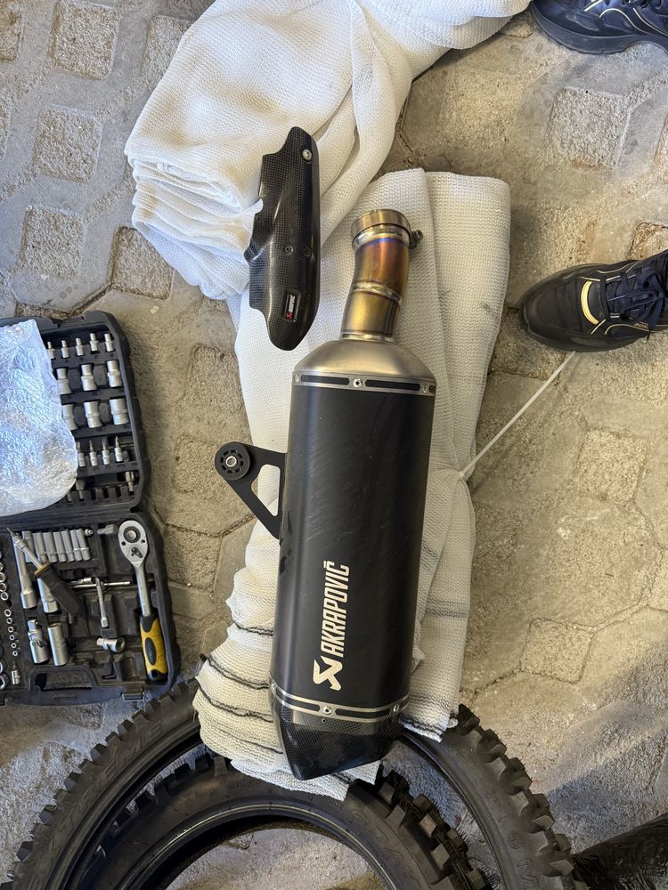 Tłumik akrapovic BMW GS R 1250. Jak nowy, stan idealny.