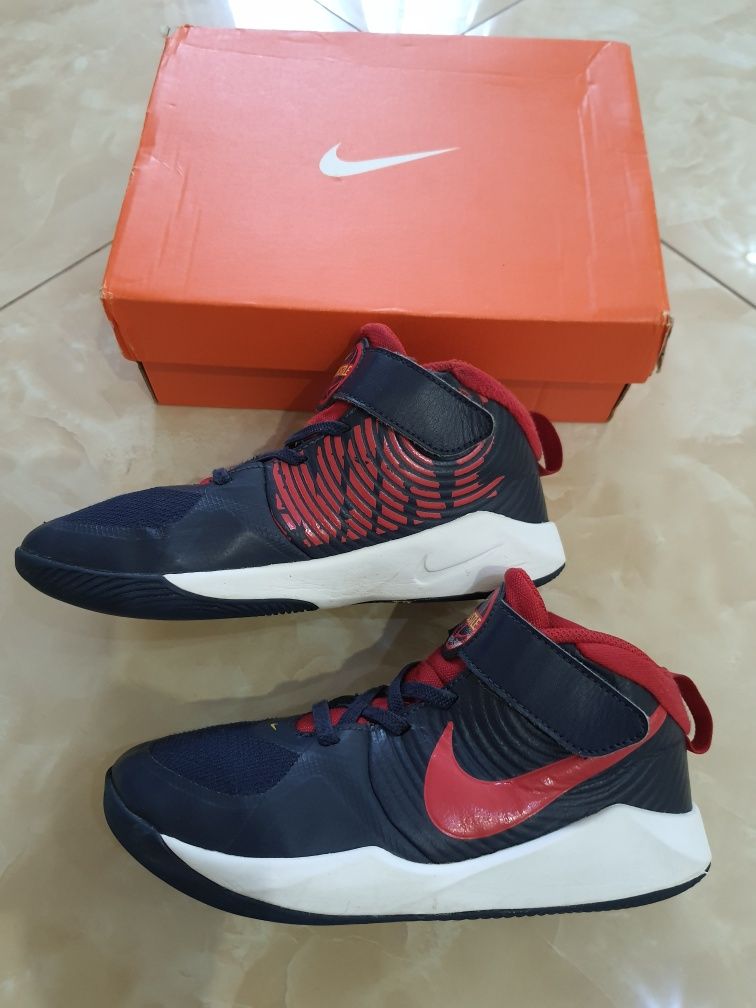 Кросівки NIKE TEAM HUSTLE, eur 34 оригінал