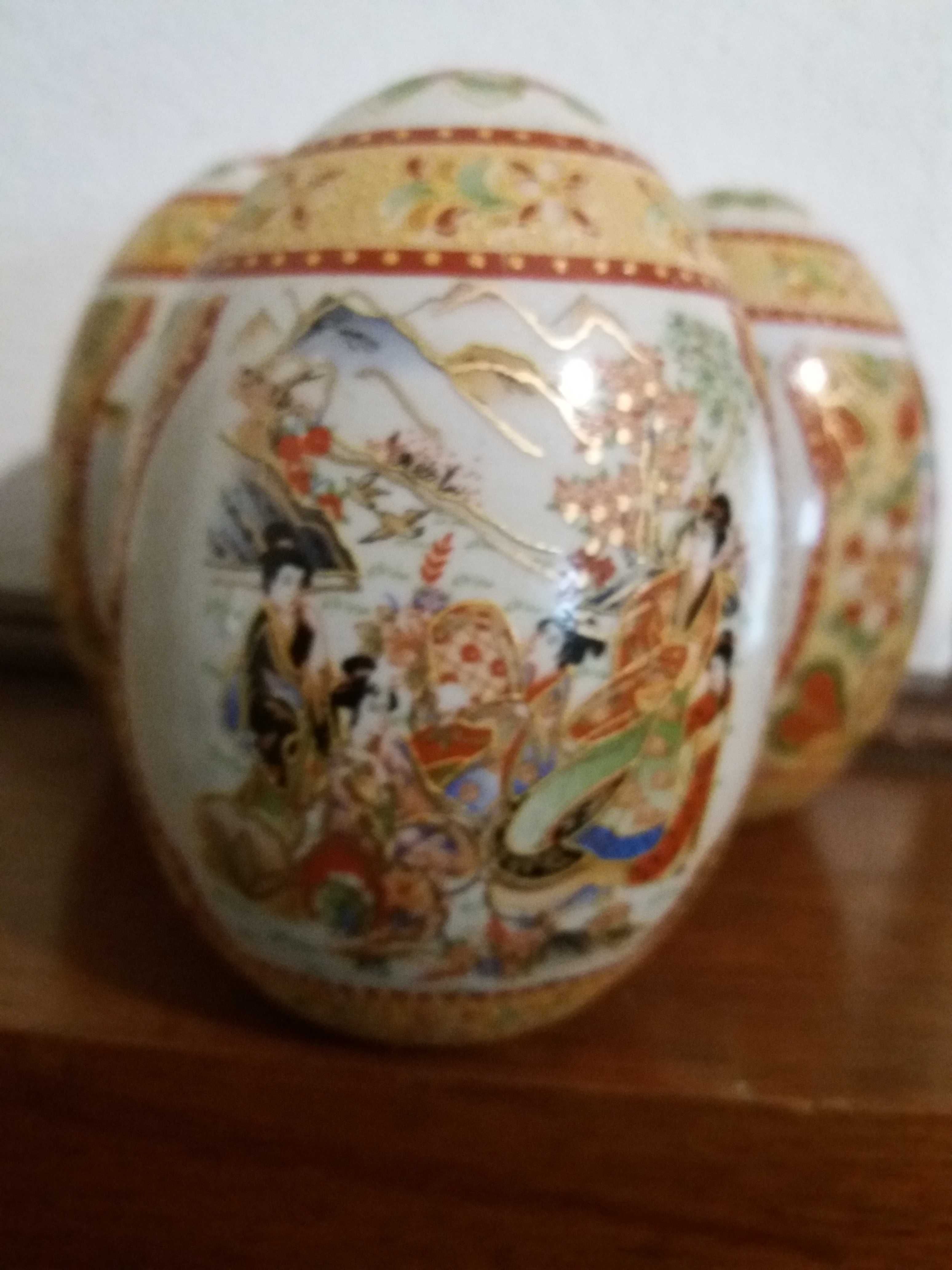 Ovos em louça pintada motivos orientais