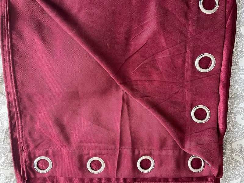 Cortina cor de vinho