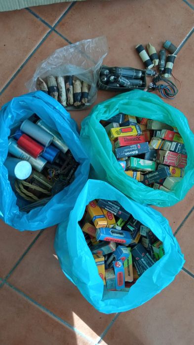 Caixa com cerca de centenas válvulas antigas de rádio e TV.