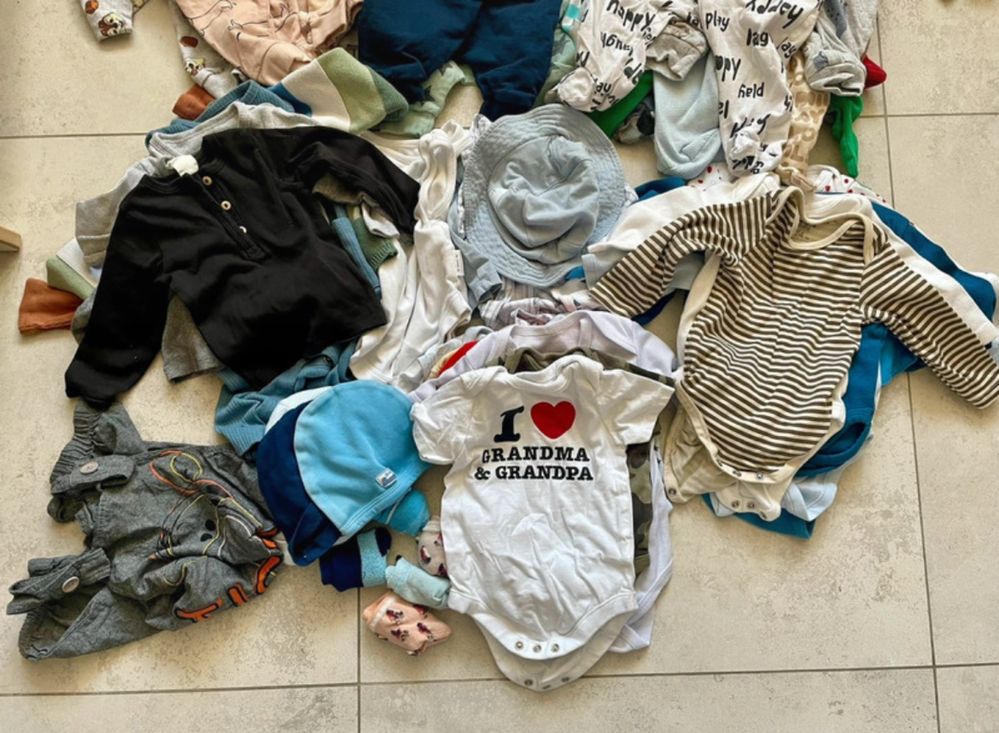 Paka ubrań 80 szt skarpetki spodnie body koszulka sweter czapka