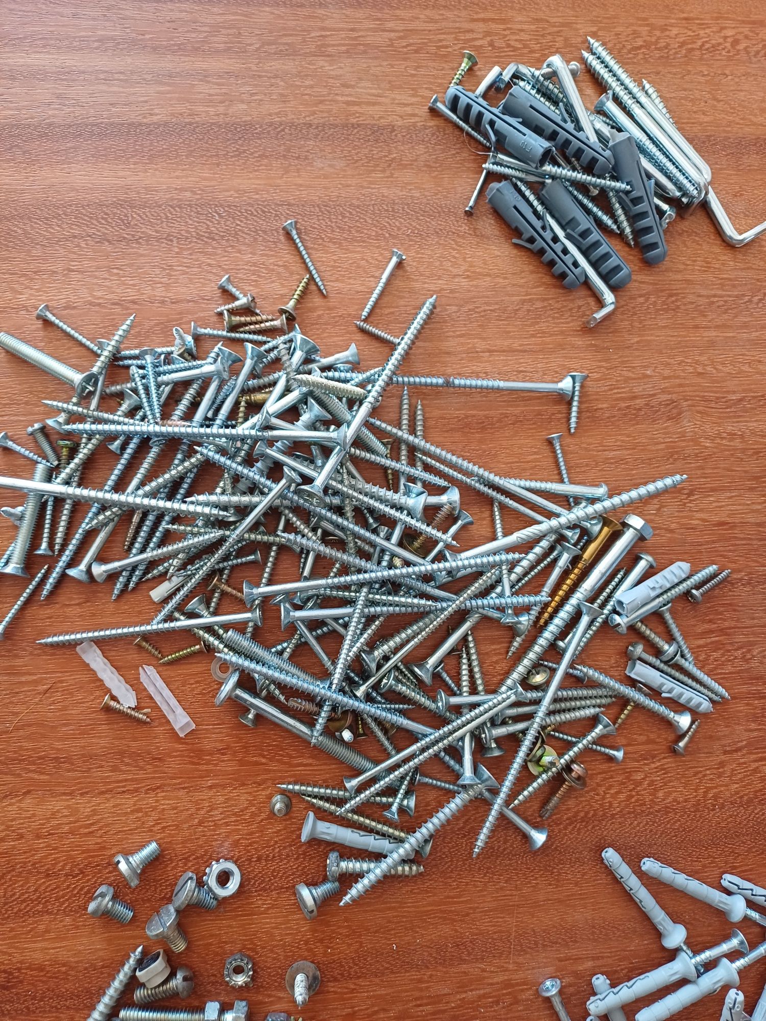 Conjunto sortido de centenas de parafusos, buchas e anilhas