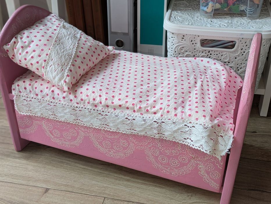 Дерев'яне ліжко для ляльки +білизна