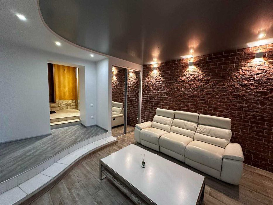 Сдам длительно 3-комнатную квартиру в центре!