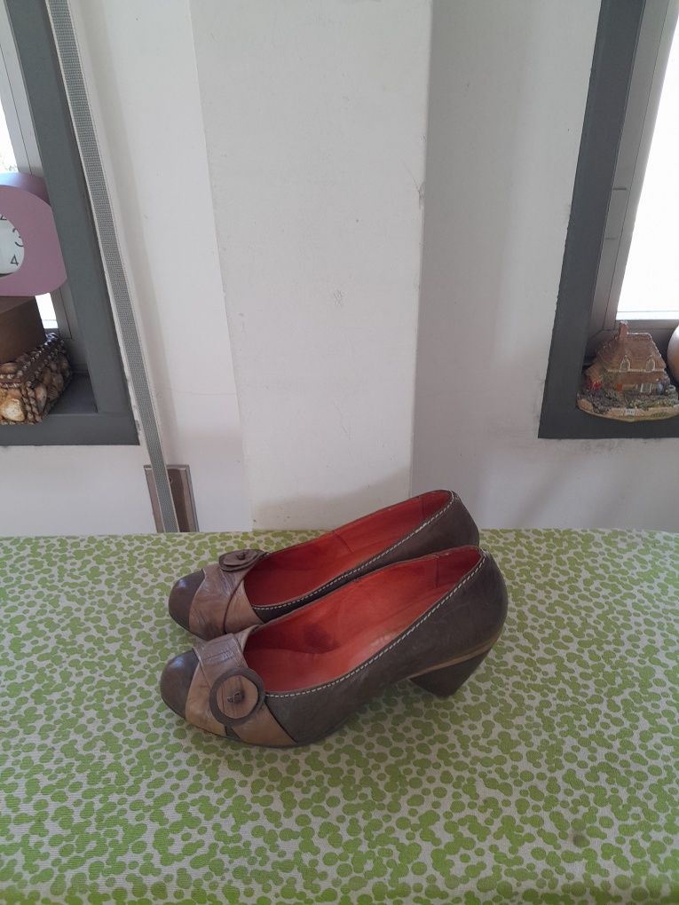 Vendo Sapatos de Senhora muito bonitos como novos