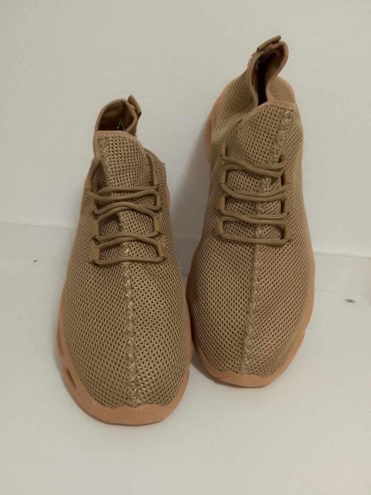 Siatkowane buty w kolorze khaki/beżowym