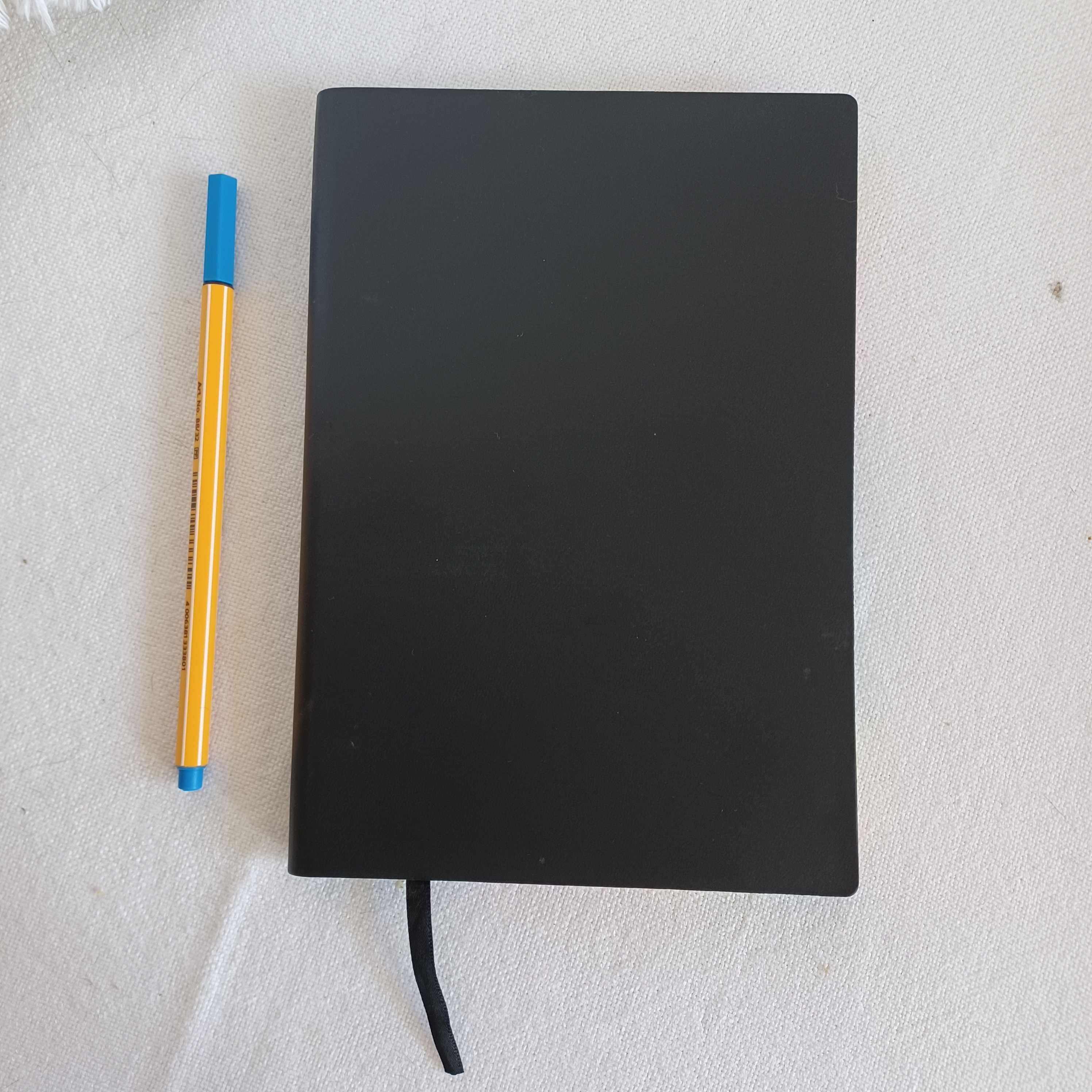 livro/caderno/bloco-notas preto de linhas