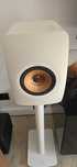 KEF LS50 Meta z oryginalnymi standami
