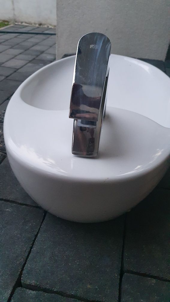 Umywalka nablatowa z baterią