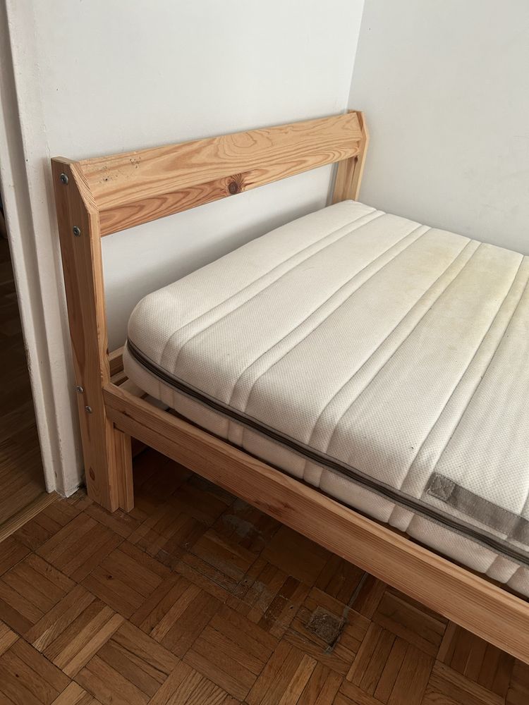 Łóżko z materacem
