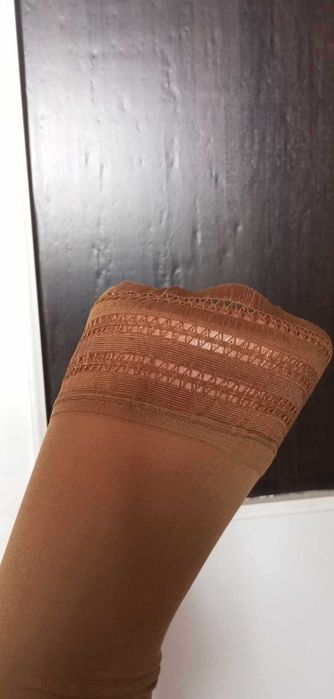 Nr 34 Duże pończochy samonośne, kryjące.